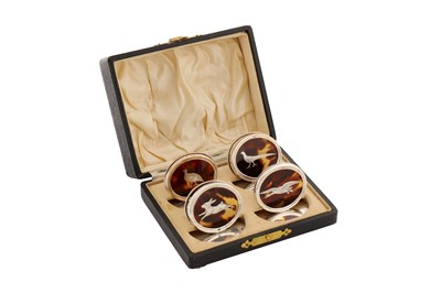 Lot 72 - A cased set of four Edwardian sterling silver and tortoiseshell place card or menu holders, Birmingham 1913 by Comyns