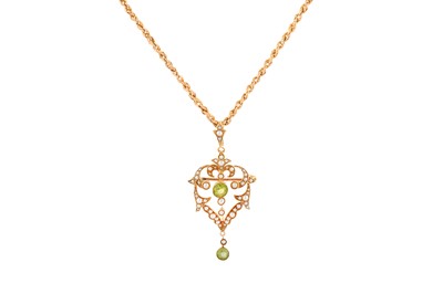 Lot 54 - A PERIDOT AND SEED PEARL PENDANT NECKLACE