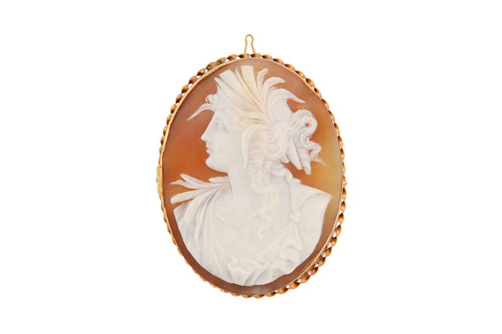 Lot 18 - A SHELL CAMEO PENDANT/BROOCH