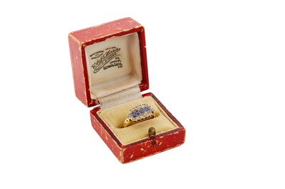 Lot 8 - A SAPPHIRE AND DIAMOND RING