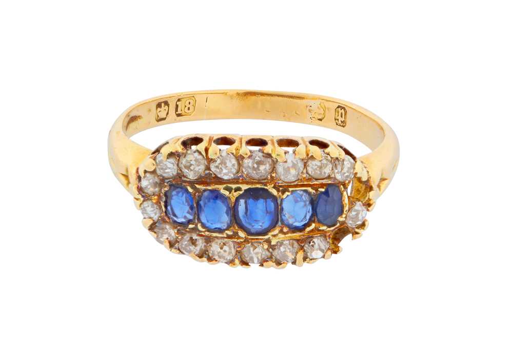 Lot 8 - A SAPPHIRE AND DIAMOND RING