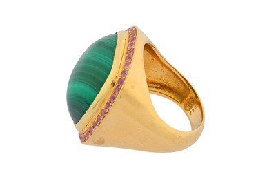 Lot 130 - A MALACHITE AND PINK SAPPHIRE RING