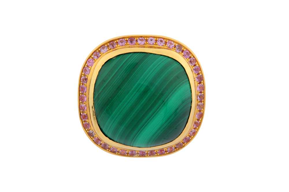 Lot 130 - A MALACHITE AND PINK SAPPHIRE RING