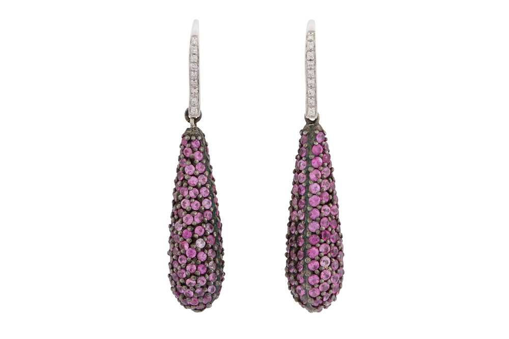 Lot 103 - A PAIR OF PINK SAPPHIRE EARRINGS