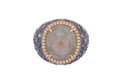 Lot 139 - A SAPPHIRE AND DIAMOND RING