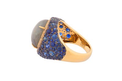 Lot 139 - A SAPPHIRE AND DIAMOND RING