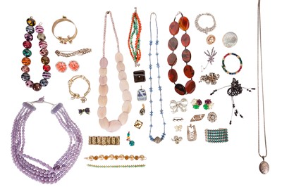 Lot 38 - A COLLECTION OF SILVER AND COSTUME JEWELLERY