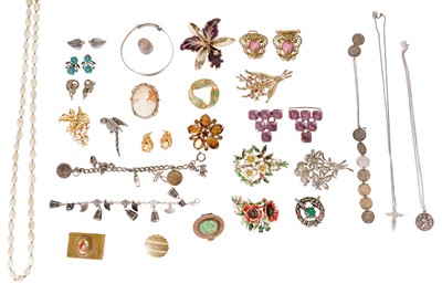Lot 36 - A COLLECTION OF SILVER AND COSTUME JEWELLERY