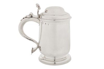 Lot 419 - A George I sterling silver tankard, London 1726 by Benjamin Blakely (this mark reg. 29th June 1720)