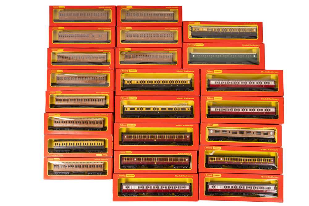 Lot 178 - A GROUP OF OO GAUGE HORNBY AND TRIANG HORNBY COACHES