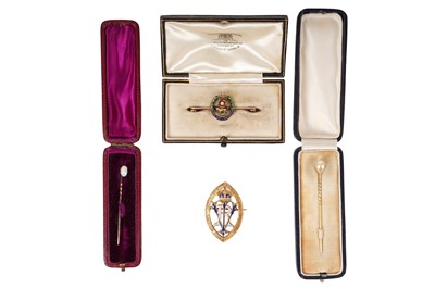 Lot 44 - A GROUP OF PIN AND BAGDE BROOCHES