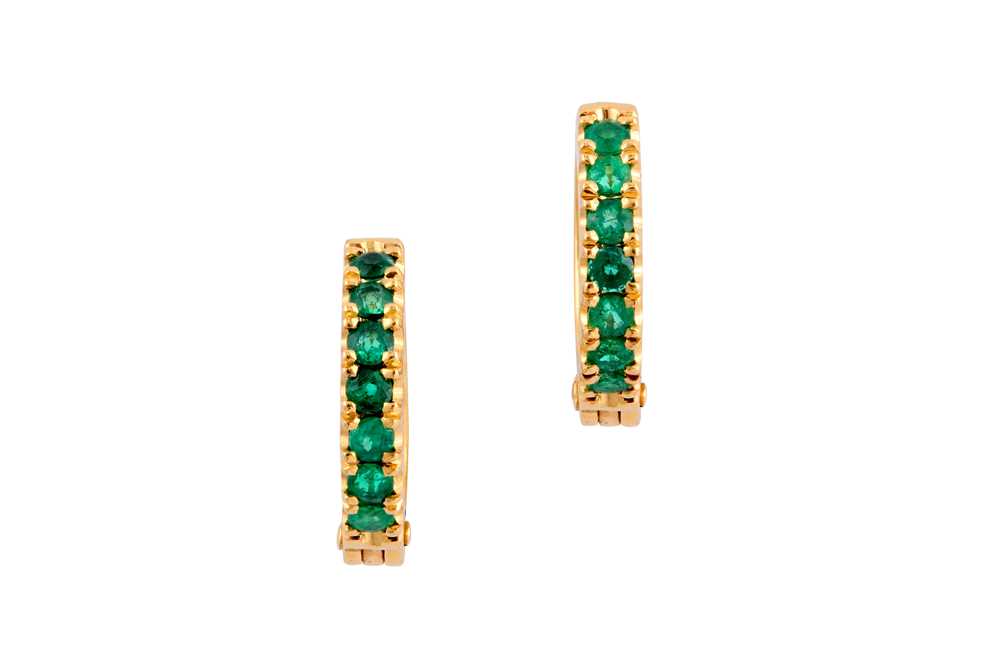 Lot 127 - A PAIR OF EMERALD HOOP EARRINGS