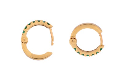 Lot 127 - A PAIR OF EMERALD HOOP EARRINGS