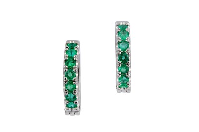 Lot 259 - A PAIR OF EMERALD HOOP EARRINGS