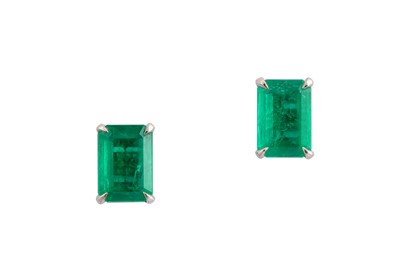 Lot 263 - A PAIR OF EMERALD EARSTUDS