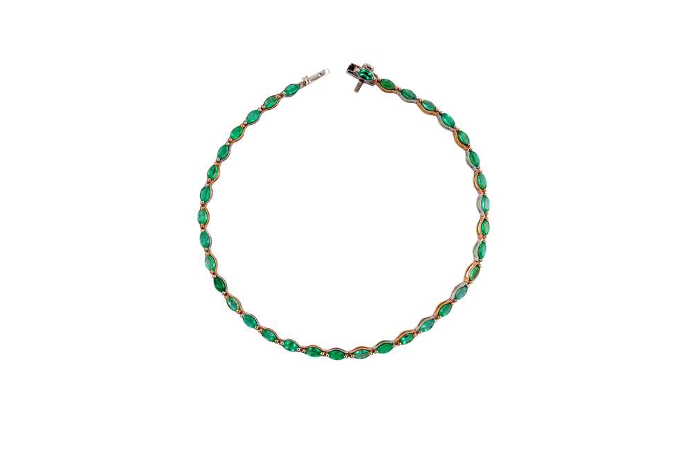 Lot 132 - AN EMERALD LINE BRACELET