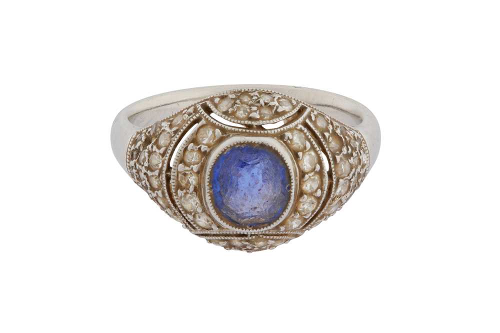 Lot 76 - A SAPPHIRE AND DIAMOND BOMBÉ RING