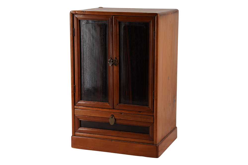 Lot 296 - A SMALL CHINESE WOOD TABLETOP CABINET
