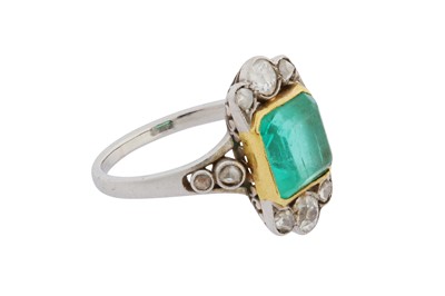 Lot 61 - AN EMERALD AND DIAMOND RING