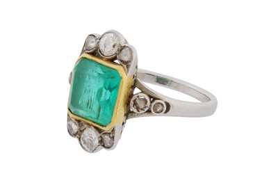 Lot 61 - AN EMERALD AND DIAMOND RING