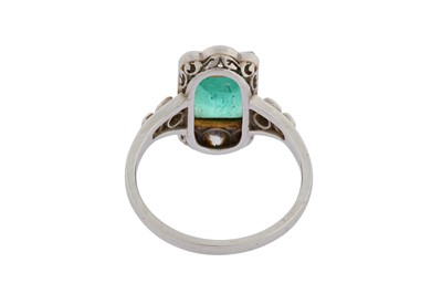 Lot 61 - AN EMERALD AND DIAMOND RING