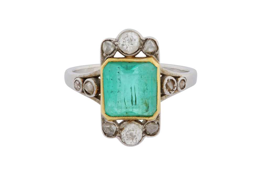 Lot 61 - AN EMERALD AND DIAMOND RING