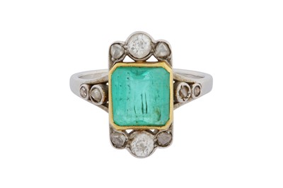 Lot 61 - AN EMERALD AND DIAMOND RING