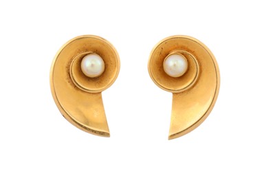 Lot 154 - A PAIR OF PEARL CLIPS, CIRCA 1950