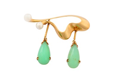 Lot 228 - A CHRYSOPRASE AND PEARL BROOCH