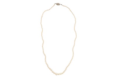 Lot 28 - A SINGLE-STRAND PEARL NECKLACE