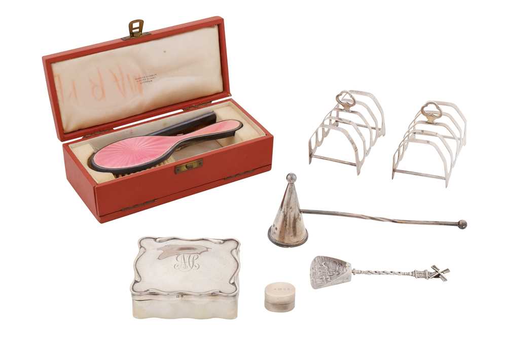 Lot 231 - A mixed group of sterling silver