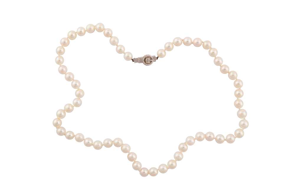 Lot 73 - A SINGLE STRAND PEARL NECKLACE