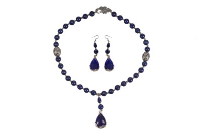 Lot 40 - A LAPIS LAZULI NECKLACE AND EARRING SUITE