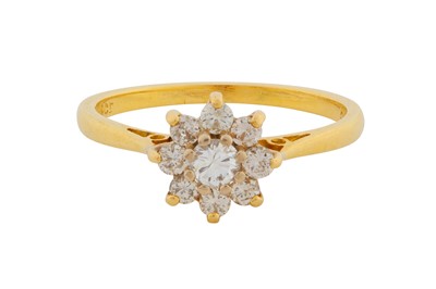 Lot 204 - A DIAMOND CLUSTER RING