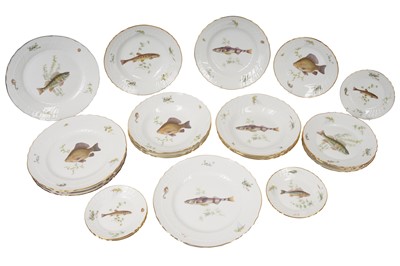 Lot 185 - A RICHARD GINORI ICHTHYOLOGICAL PORCELAIN DINNER SERVICE, LATE 20TH CENTURY