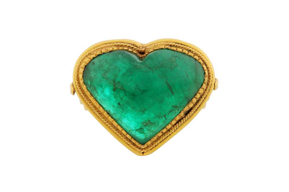 Lot 162 - AN EMERALD HEART RING