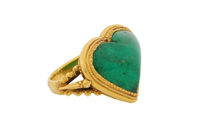 Lot 162 - AN EMERALD HEART RING