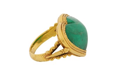 Lot 162 - AN EMERALD HEART RING