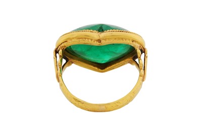 Lot 162 - AN EMERALD HEART RING