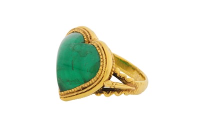 Lot 162 - AN EMERALD HEART RING