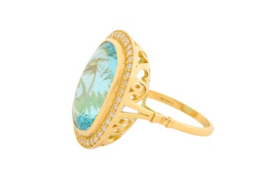 Lot 124 - AN AQUAMARINE AND DIAMOND CLUSTER RING