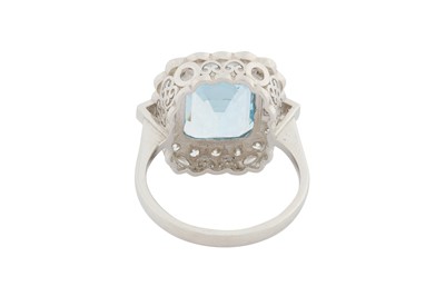 Lot 78 - AN AQUAMARINE AND DIAMOND CLUSTER RING