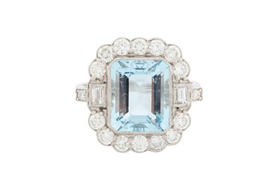 Lot 78 - AN AQUAMARINE AND DIAMOND CLUSTER RING