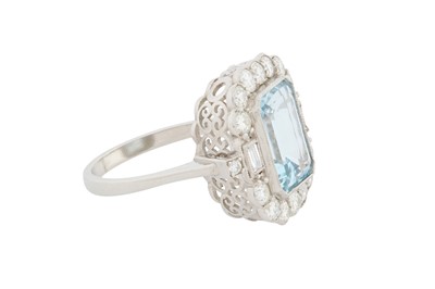 Lot 78 - AN AQUAMARINE AND DIAMOND CLUSTER RING