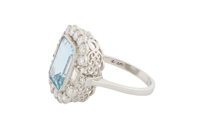 Lot 78 - AN AQUAMARINE AND DIAMOND CLUSTER RING