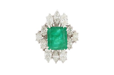 Lot 258 - AN EMERALD AND DIAMOND CLUSTER RING