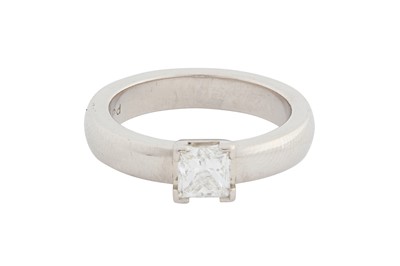 Lot 280 - A SINGLE-STONE DIAMOND RING