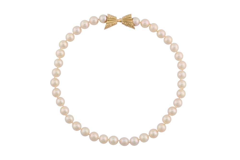 Lot 152 - A SINGLE STRAND CULTURED PEARL NECKLACE