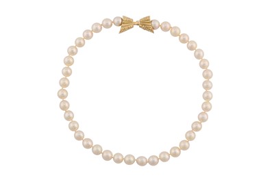 Lot 152 - A SINGLE STRAND CULTURED PEARL NECKLACE