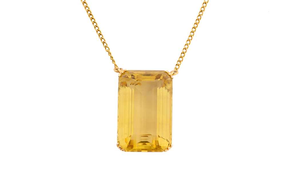 Lot 143 - A CITRINE PENDANT NECKLACE